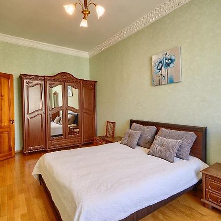 Apartment Near Lva Tolstoho Square Киев Екстериор снимка
