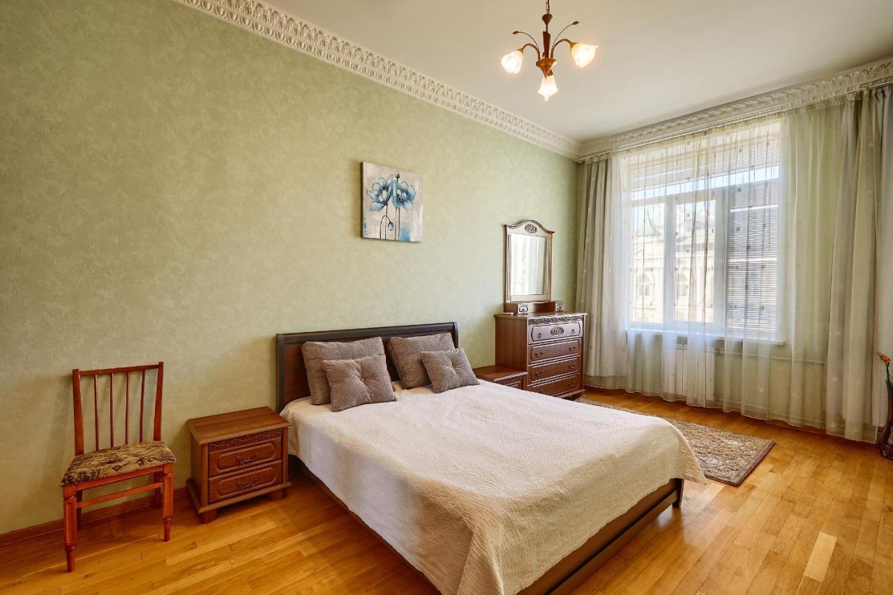 Apartment Near Lva Tolstoho Square Киев Екстериор снимка