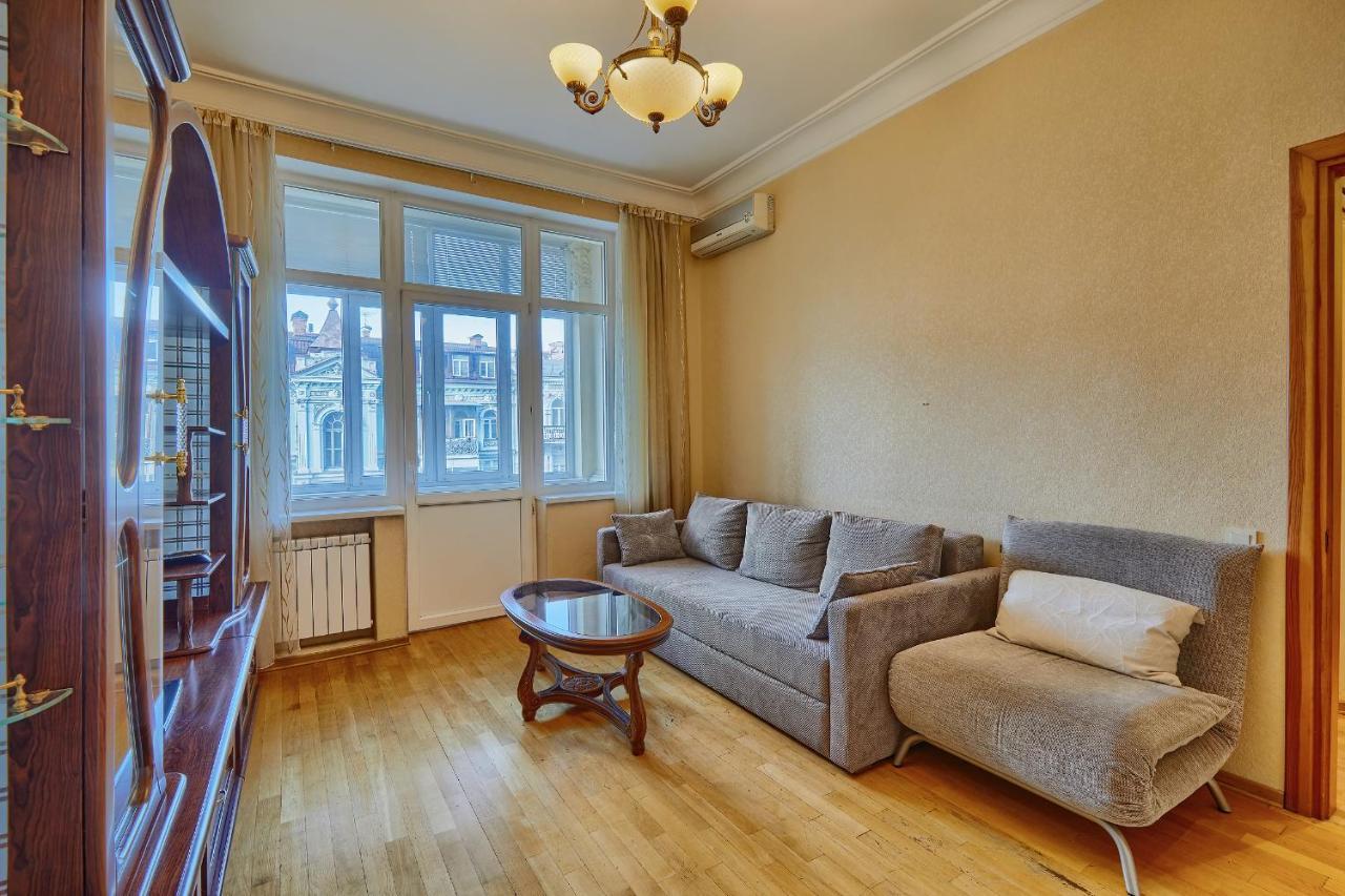 Apartment Near Lva Tolstoho Square Киев Екстериор снимка