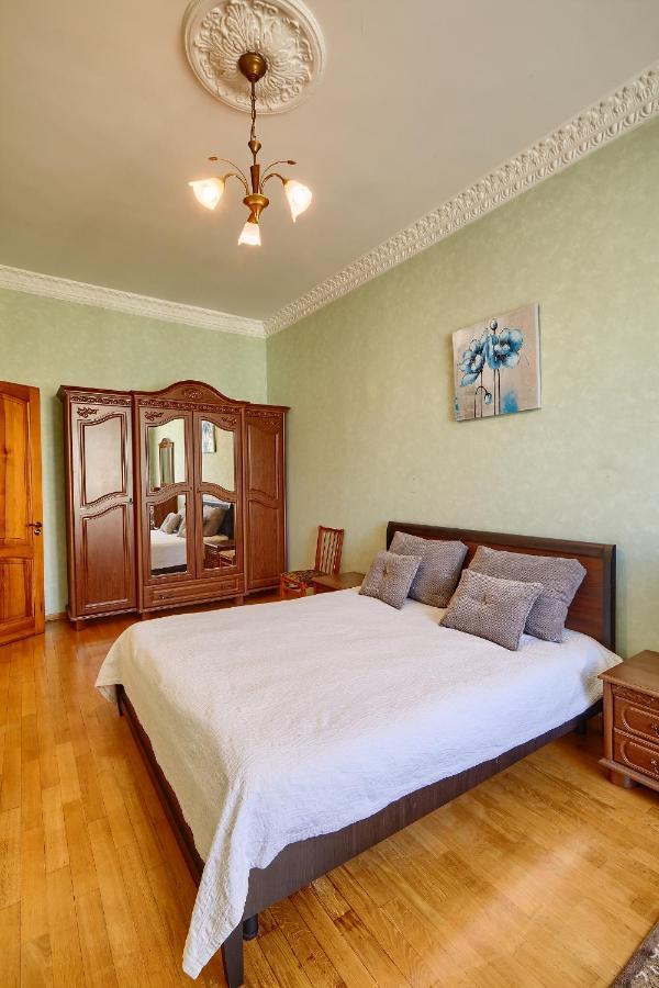 Apartment Near Lva Tolstoho Square Киев Екстериор снимка