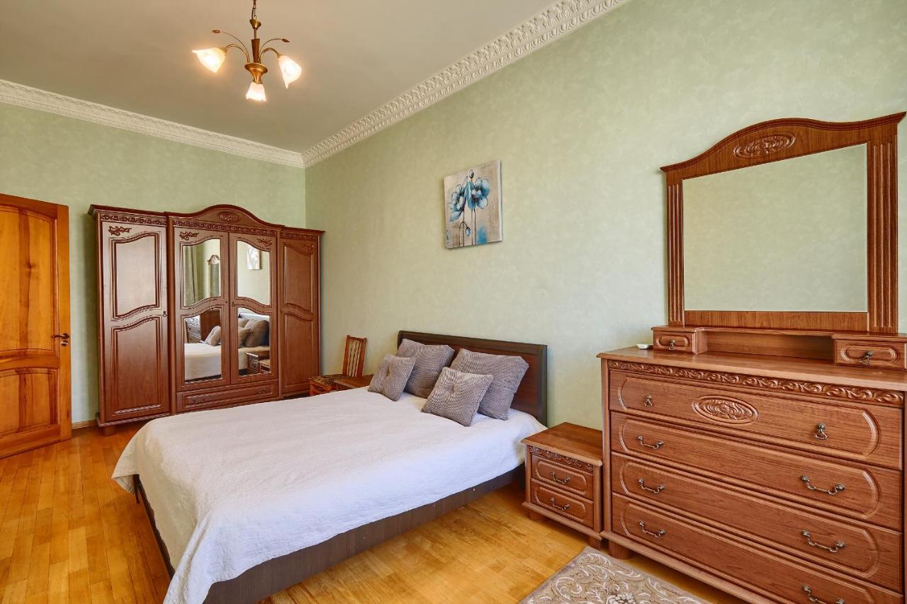 Apartment Near Lva Tolstoho Square Киев Екстериор снимка